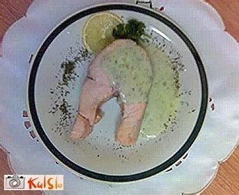 fotografija postrvi s peteršiljevo omako