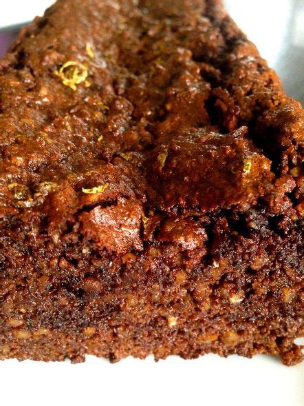 fotografija dokončane torte iz kakijev in rožičeve moke, okrašene