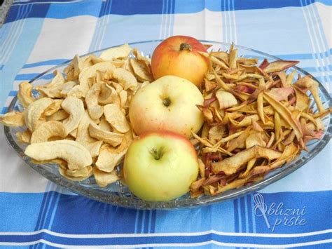 Prikaz tanko narezanih jabolčnih rezin, namočenih v limonini vodi