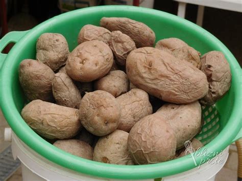 ilustracija kuhanja krompirja v olupku v loncu