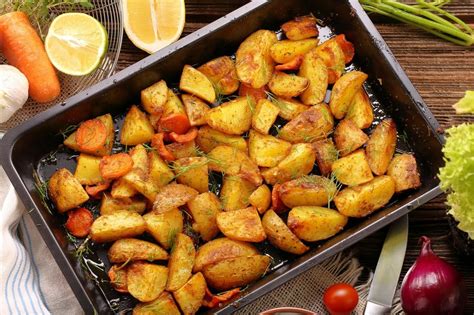 fotografija pečenega krompirja v pečici