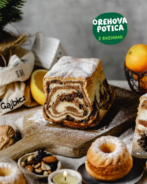 Tematska fotografija orehove potice na praznični mizi