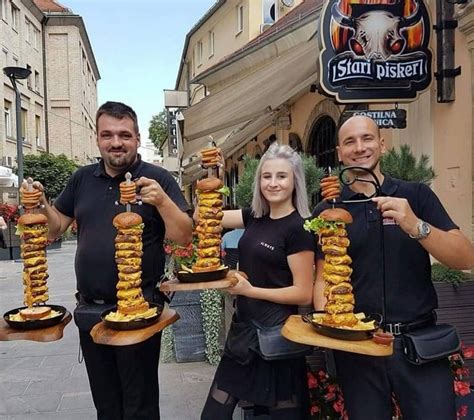 Prikaz gurmanskega burgerja iz Gostilne Stari Pisker
