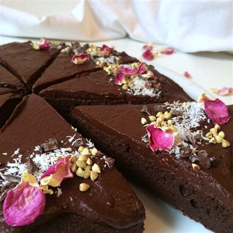 veganska čokoladna torta z gladko glazuro