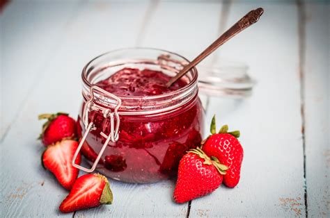 fotografija domače jagodne marmelade v steriliziranih kozarcih
