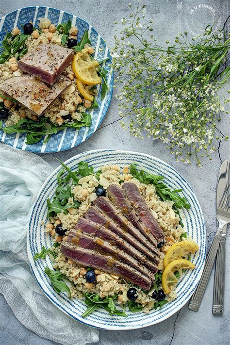 Mediteranska kulinarična scena na otoku, sveža tuna in melancane