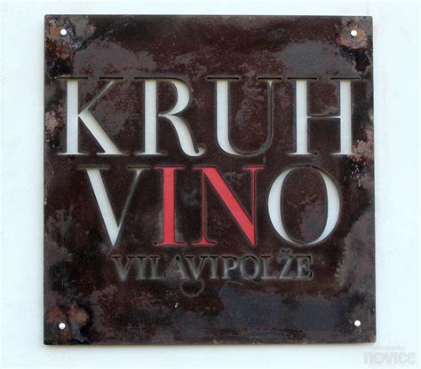 Zunanjost Vile Vipolže z napisom Kruh in Vino