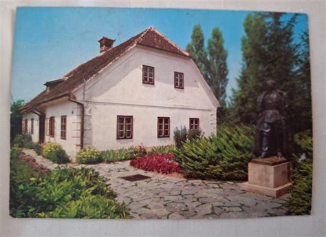 Muzej Avnoja v Jajcu s kipom Josipa Broza Tita pred vhodom