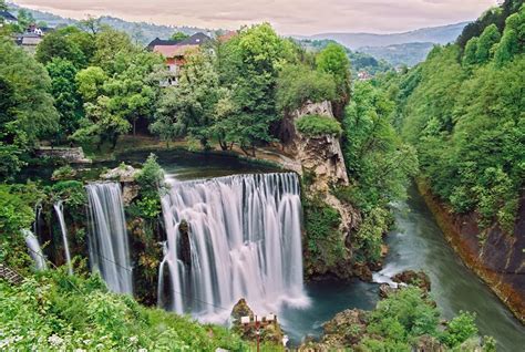 Pogled na Jajce s slapovi reke Plive