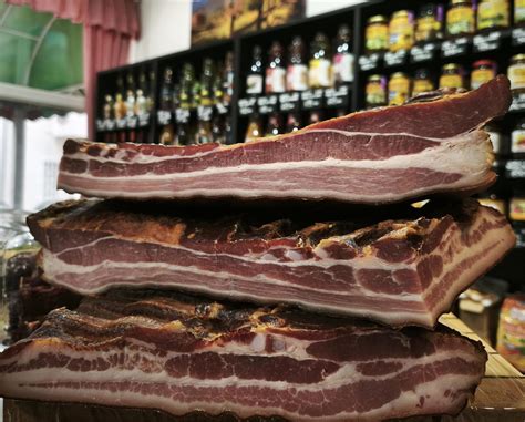 infografika: deli prašiča, iz katerih se pridobiva slanina in postopek soljenja/sušenja