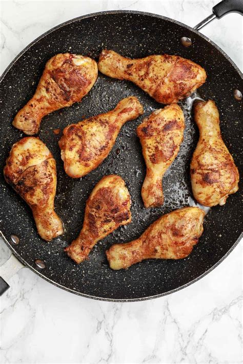 Thematic photo of pan-fried chicken drumsticks