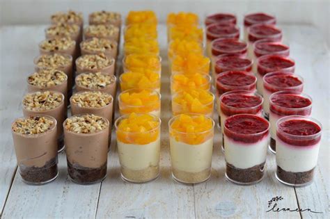 Raznolike sladice v kozarcu, lepo postrežene in okusno dekorirane