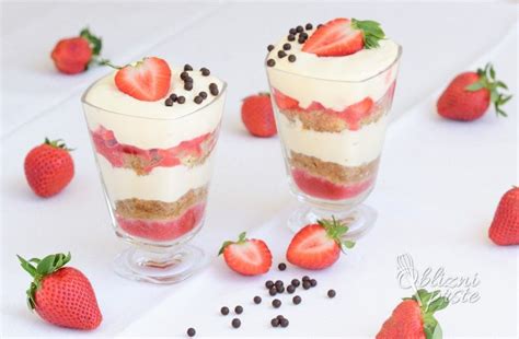 Sveže jagode in maline, uporabljene za dekoracijo in okus sladic v kozarcu