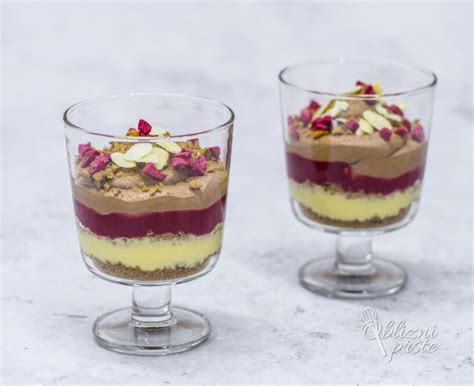 Večplastna sladica v kozarcu z različnimi barvami in teksturami