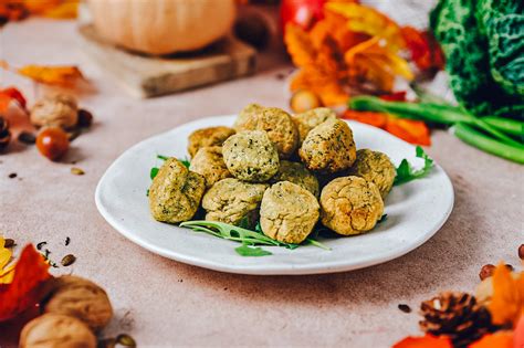 Oblikovane falafel kroglice na pekaču