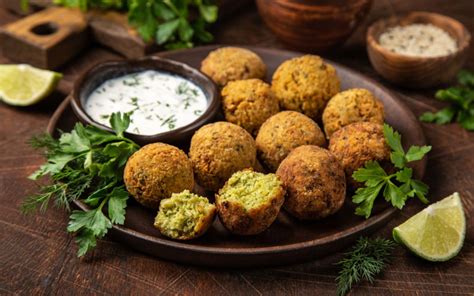 Ocvrte in hrustljave falafel kroglice