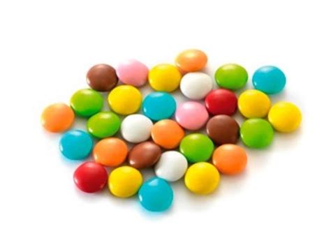 prerez mavrične torte s pisanimi bombončki v notranjosti