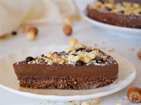 veganska čokoladna torta z dekoracijo iz sadja