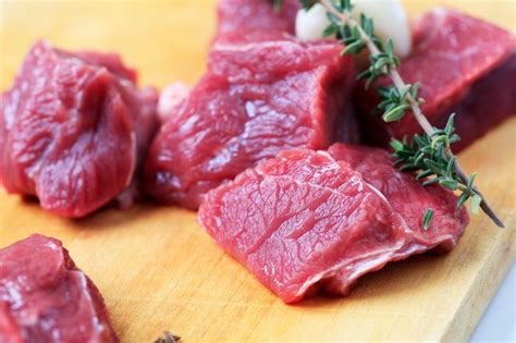 Pregled kakovostnega kosa svežega rdečega mesa