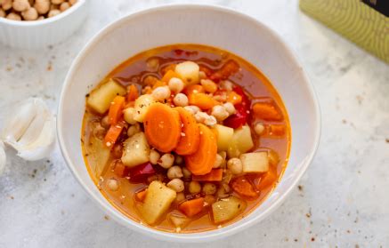 veganska enolončnica s čičeriko, krompirjem in kitajskim zeljem