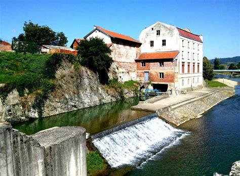 Zgodovinska ilustracija: Stari mlin ali tradicionalna pekarna v Vipavski dolini