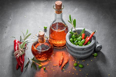 Prikaz procesa sušenja paradižnika od svežega ploda do vlaganja v kozarce z olivnim oljem