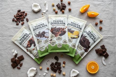 slika embalaže temne čokolade brez sladkorja z izpisanimi sestavinami