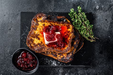Fotografija: Hrenovke, domač kruh in francoski toast kot priloge k juhi.