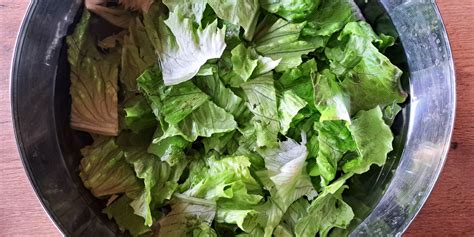 narezana zelenjava v posodi, pripravljena za soljenje