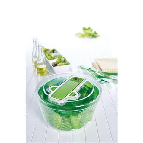 različne sestavine za solato, vključno s kumaricami, korenčkom, jabolki in kutinami