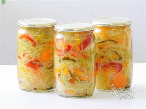 kozarci s solato v pekaču, pripravljeni za pasterizacijo v pečici