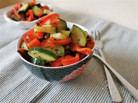 servirana solata iz paprike in paradižnika v skledi, kot priloga k obroku