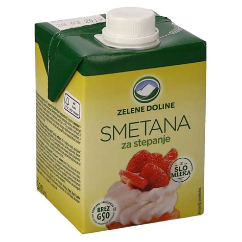 Prikaz sestavin za LCHF torto: skuta, jogurt, sladka smetana, limeta in sveže jagodičevje