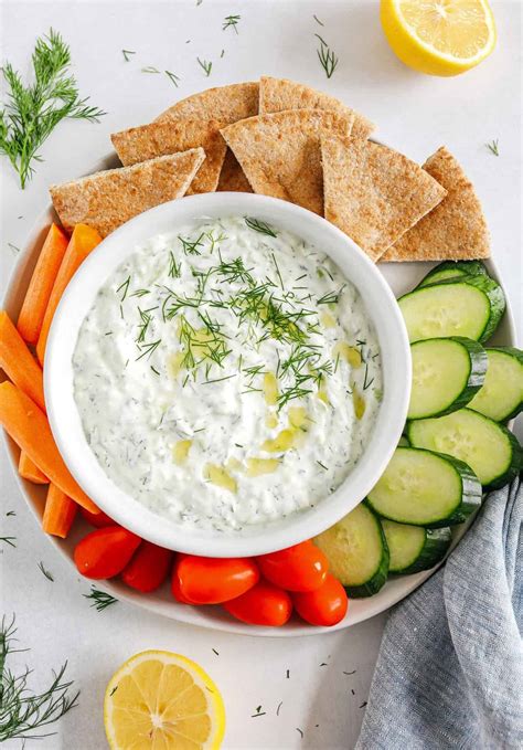 fotografija tradicionalnega grškega gyrosa s svežo zelenjavo in tzatziki omako
