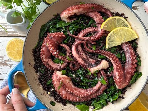 Pripravljena rižota s črnim rižem, hobotnico in špinačo