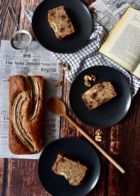 Narezan čokoladno bananin kolač na krožniku