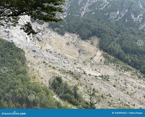 Panoramski pogled na Log pod Mangartom z Julijskimi Alpami v ozadju