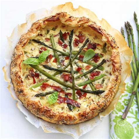 prikaz pečene krhke pite s šparglji in koprivami