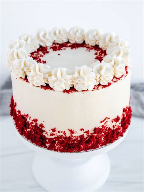 Fotografija reza torte Red Velvet z rdečim biskvitom in belo kremo