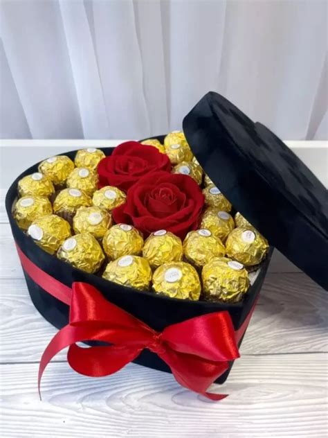 Fotografija valentinovega paketa slaščic (box) s pralinami in mini torticami
