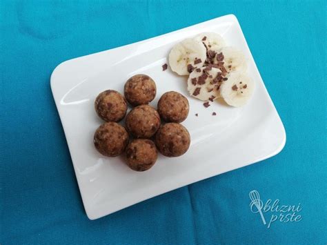 Fotografija pripravljenih bananinih kroglic na pekaču, pripravljenih za hlajenje