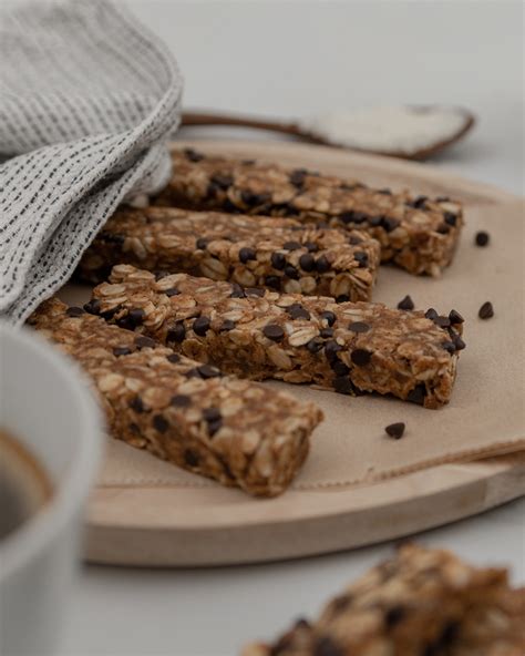 Fotografija otrok, ki pripravljajo granola ploščice