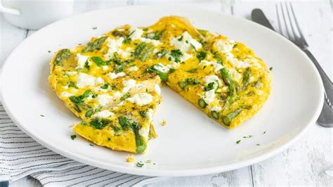 Shematski prikaz sestavin za pito: moka, maslo, jajca, šparglji, por in gobe.