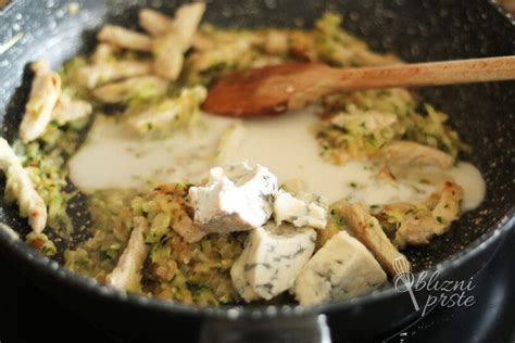 kremasta omaka z bučkami in šampinjoni nad kuskusom