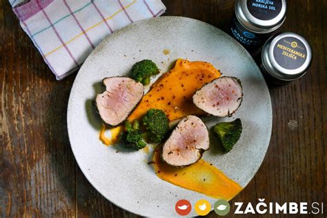 Ilustracija sveže pripravljenega falafla s prilogami