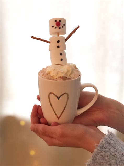 čokoladni snežak iz marshmallow penic za okrasitev kozarca