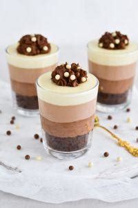 slojen čokoladni desert Dubajska vroča čokolada v kozarcu