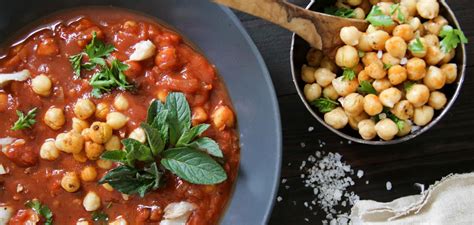 Thematisches Foto einer cremigen Tomatensuppe mit Kichererbsen, garniert in einer Schüssel