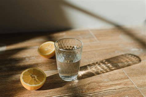 Skodelica tople limonade z medom na tešče