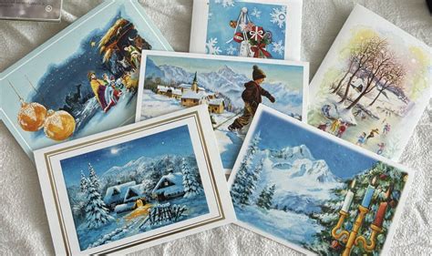 fotografija tradicionalne božične voščilnice na praznično okrašeni mizi